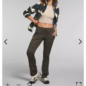 NWT!! Women’s The North Face Aphrodite Pants in Taupe Green.